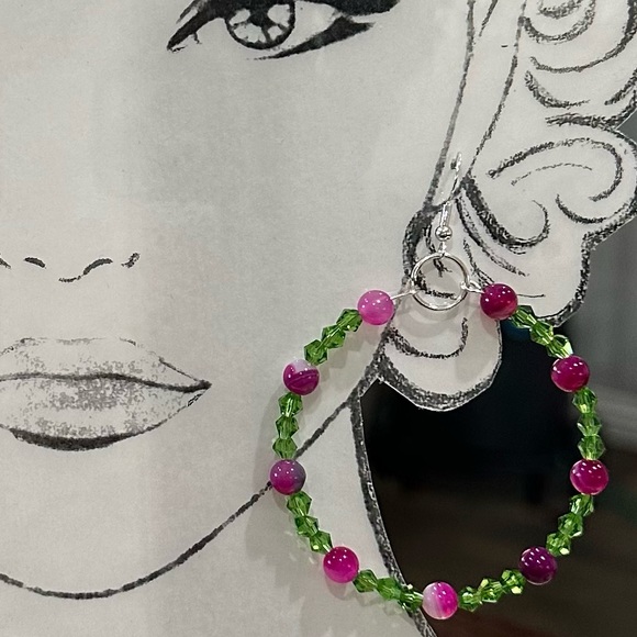 Fuchsia quartz beads and green crystals, 4 mm 2.25 mm hoops silver plated - Picture 2 of 3